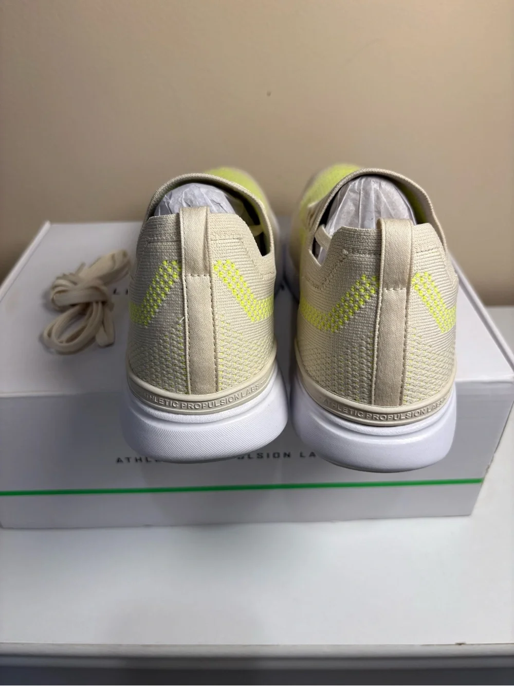 APL TechLoom Breeze Women’s 9 Beach Energy White NIB Extra Laces